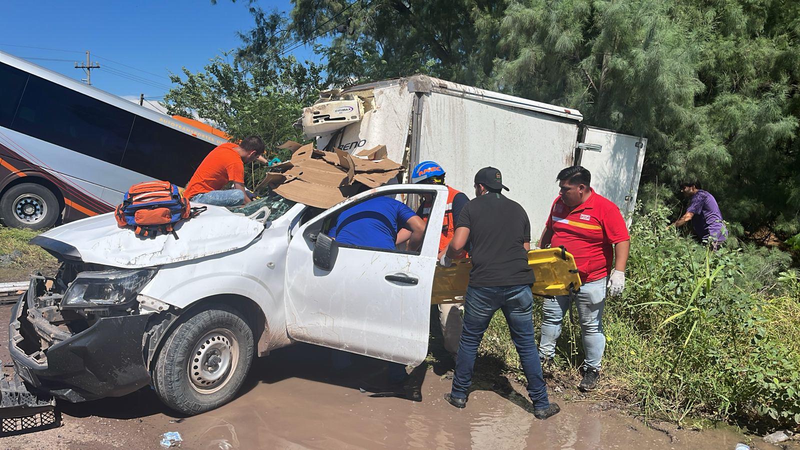 $!Muere conductor en choque entre autobús y tráiler en Costa Rica, Sinaloa