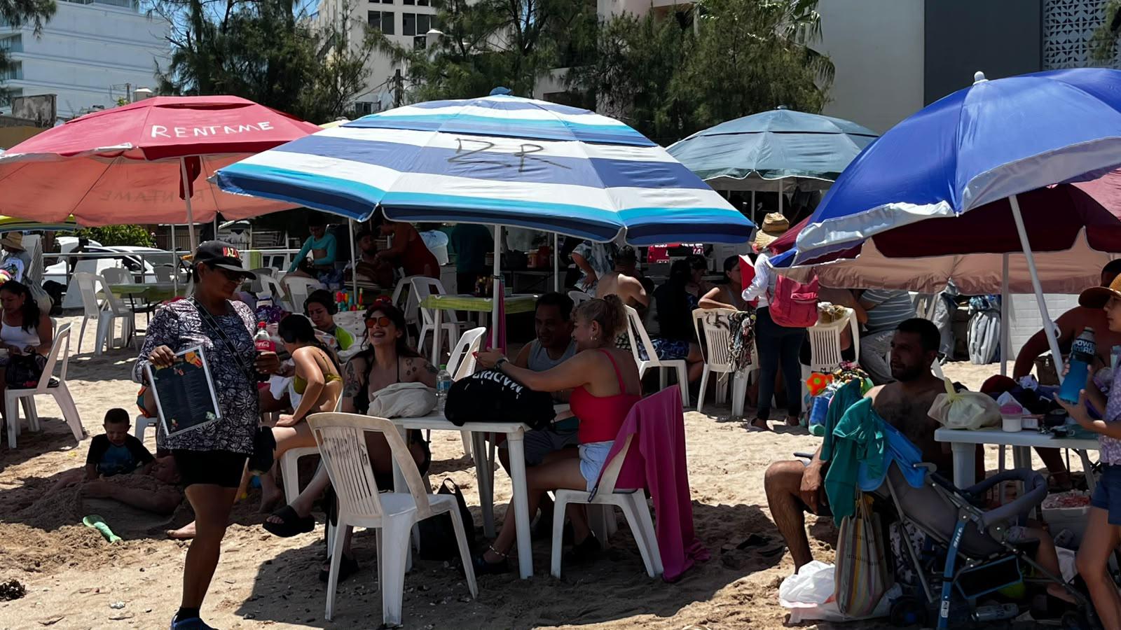 $!Reaparecen sombrillas en Playa Pinitos tras operativo de ordenamiento
