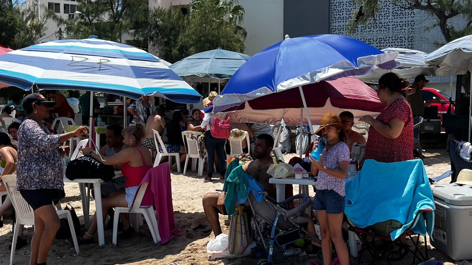 $!Reaparecen sombrillas en Playa Pinitos tras operativo de ordenamiento