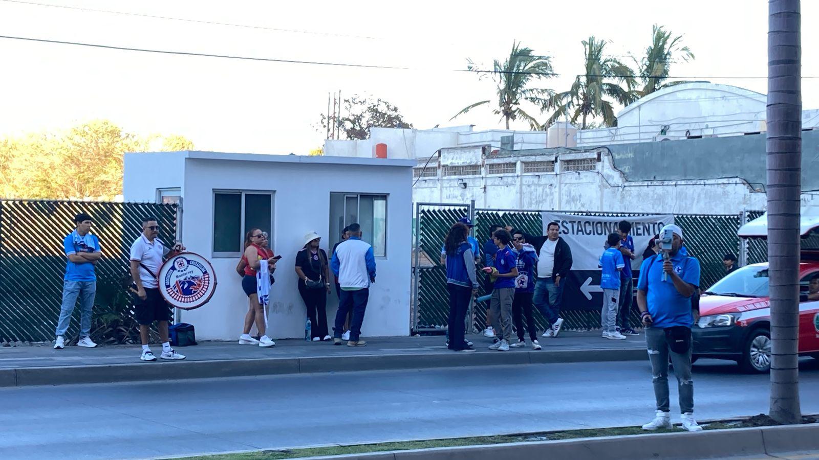 $!Aficionados del Cruz Azul reciben a su equipo en Mazatlán