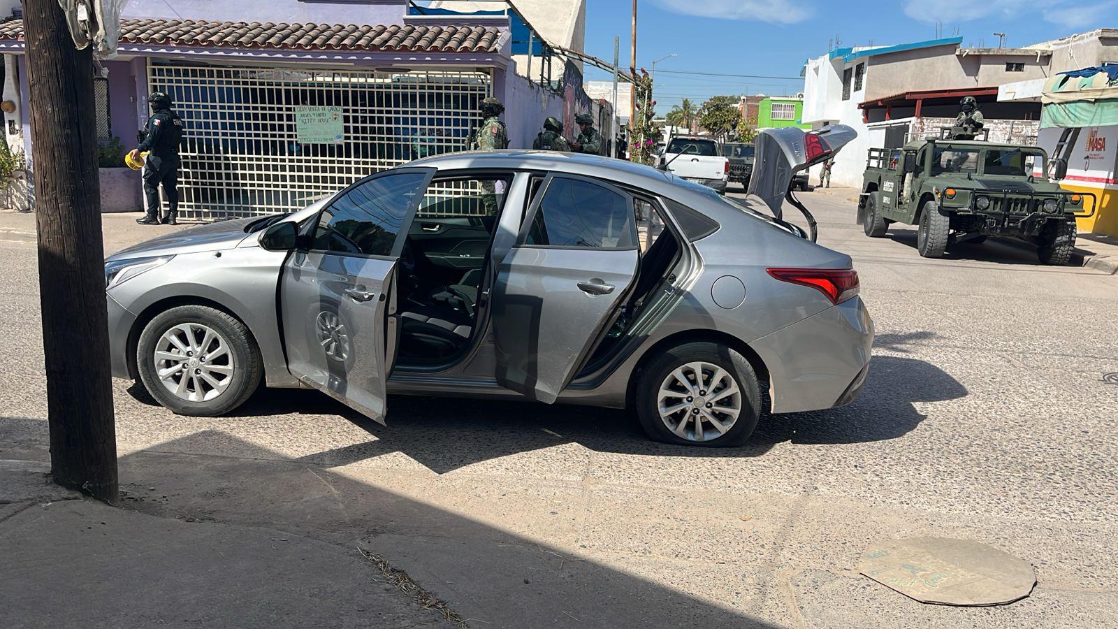 $!Balean dos vehículos tras una persecución en distintas colonias de Culiacán