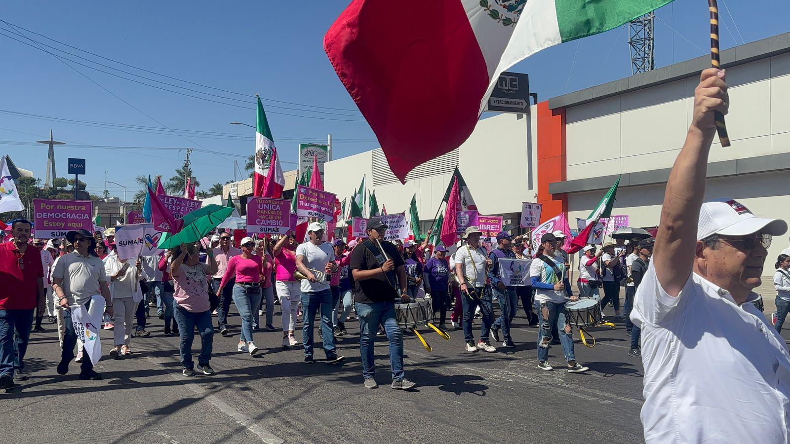 $!La ‘Marea Rosa’ marcha sobre la avenida Álvaro Obregón en Culiacán