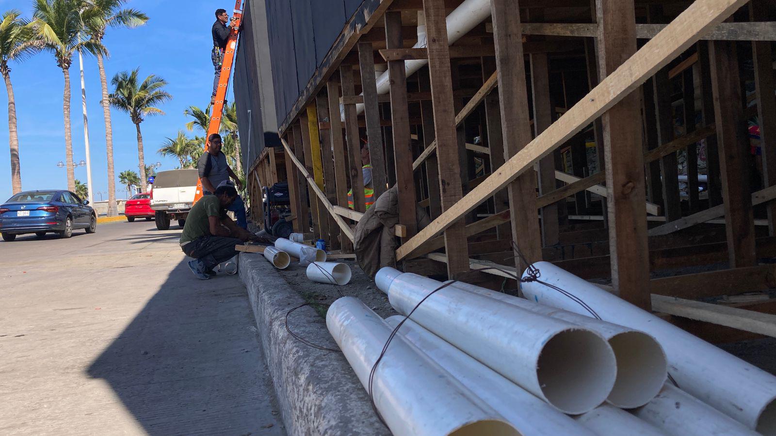 $!Continúa la instalación de baños en la zona turística previo al Carnaval de Mazatlán 2026