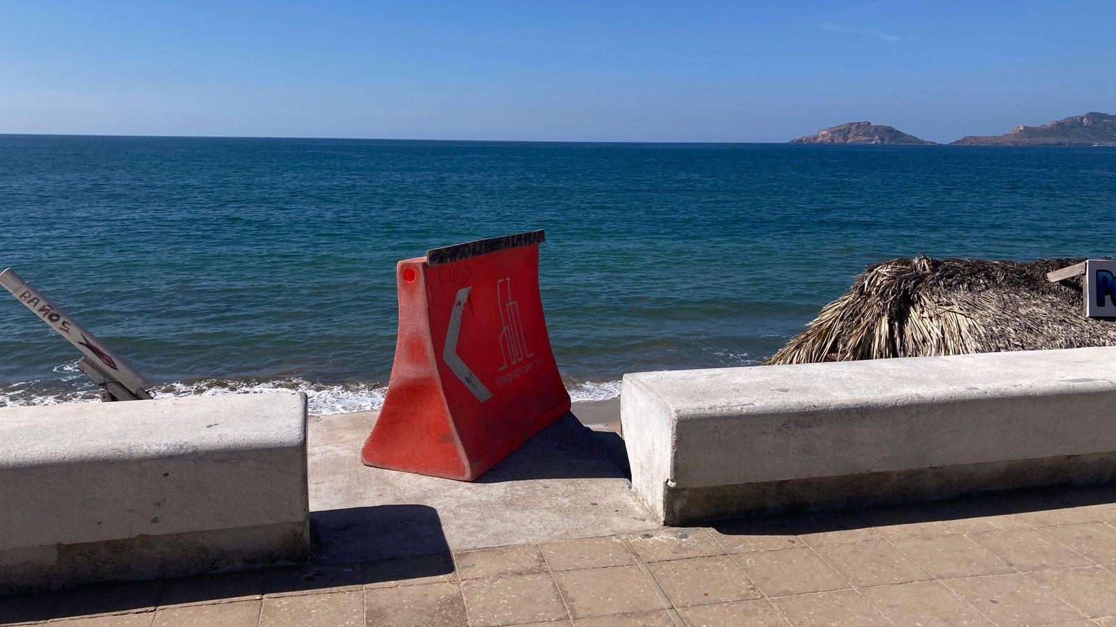 $!Pese a la prohibición y demanda, mega palapa continúa en construcción en playa de Mazatlán