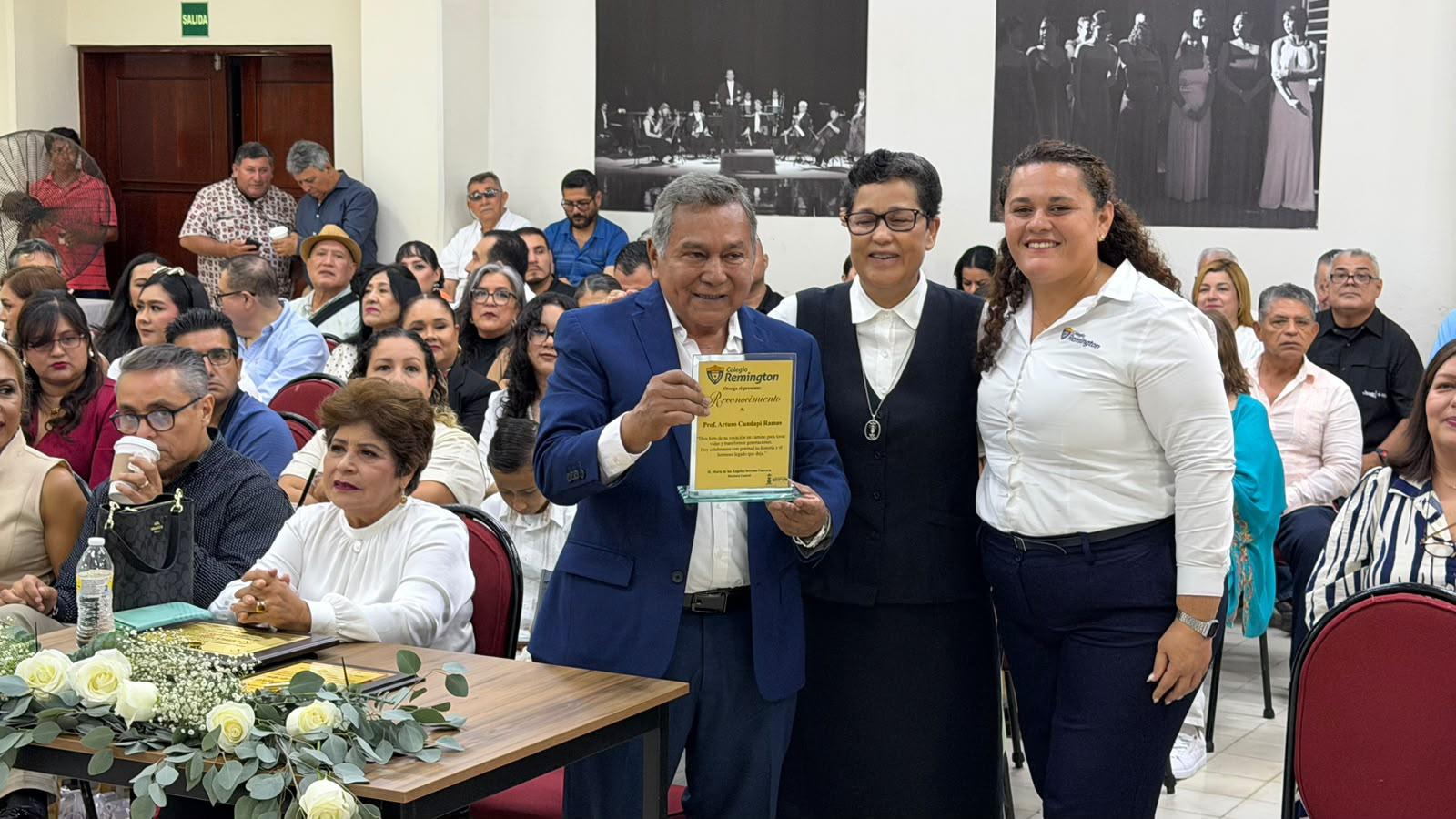 $!Recibe homenaje Arturo Cundapí Ramos por 65 años de servicio a la educación