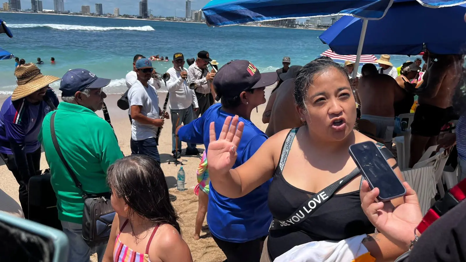 $!Semarnat suspende operativo en Playa Pinitos ante resistencia, pero advierte: ‘Vamos a recuperar este espacio’