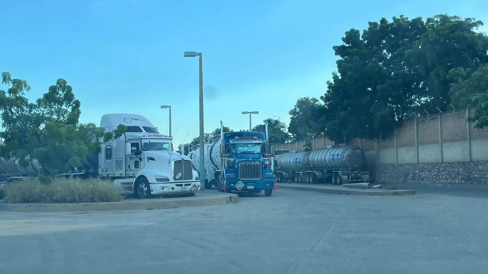 $!Se manifiestan trabajadores activos y jubilados de Pemex para exigir su derecho a la salud