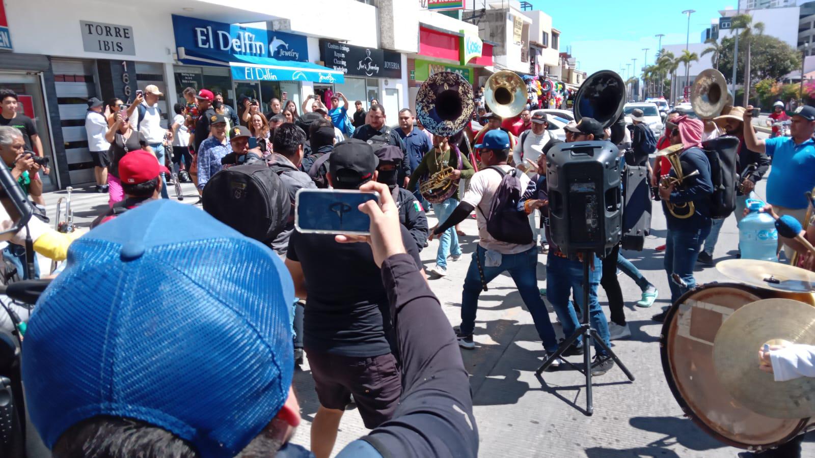 $!Se manifiestan músicos tocando y con marcha en plena zona turística