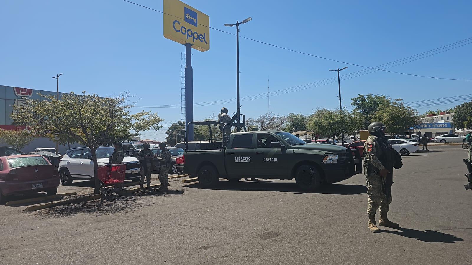 $!Asesinan a balazos a un hombre en estacionamiento de plaza comercial, al norte de Culiacán