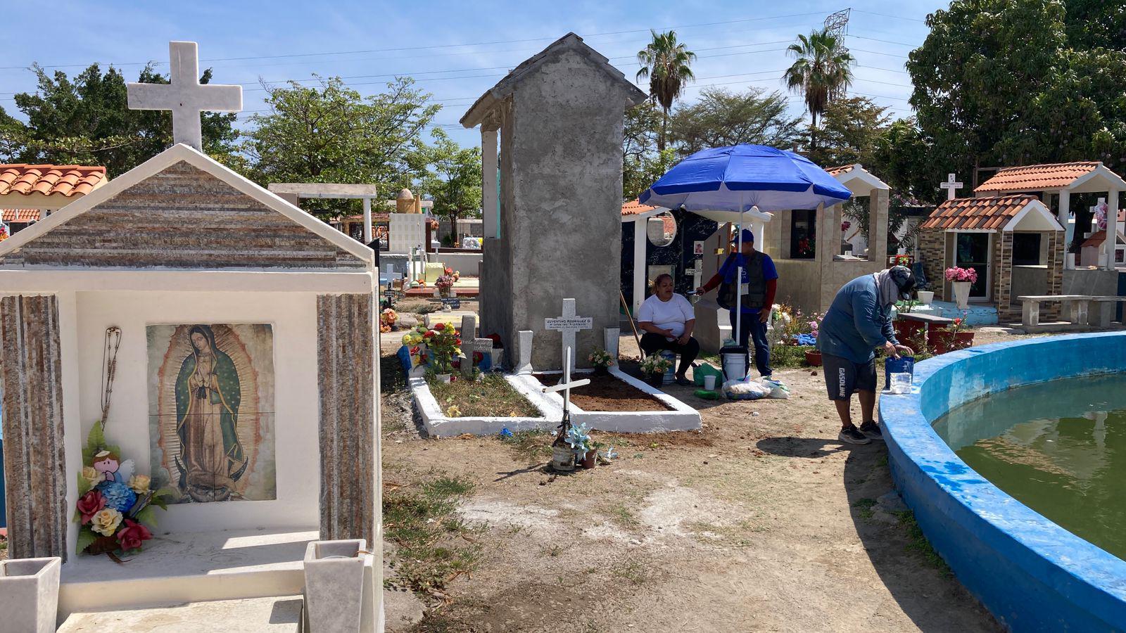 $!Familias mazatlecas acuden a panteones para hacer limpieza y arreglos previo al Día del Padre