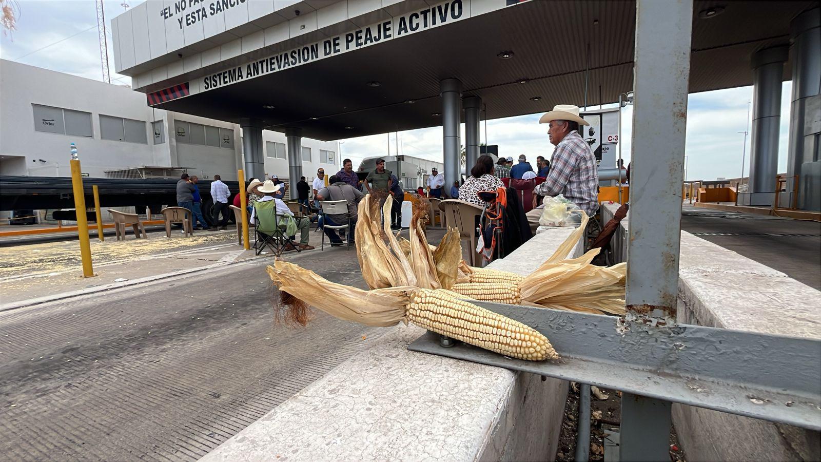 $!Cumple 24 horas protesta de agricultores en caseta El Pisal; mantienen paso libre pero analizan bloquear