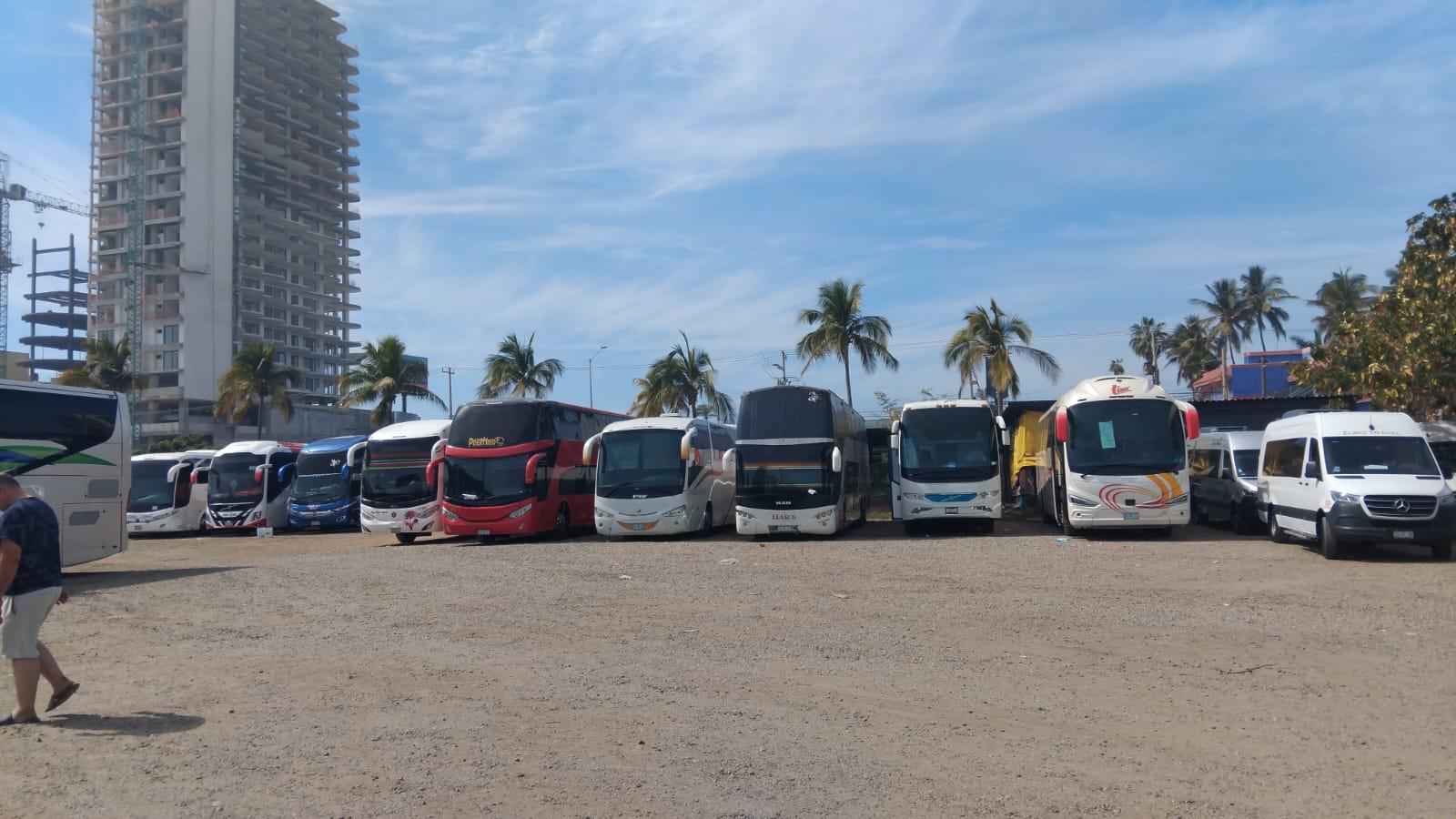 $!Turistas de charters arriban a Mazatlán con grandes expectativas del Carnaval