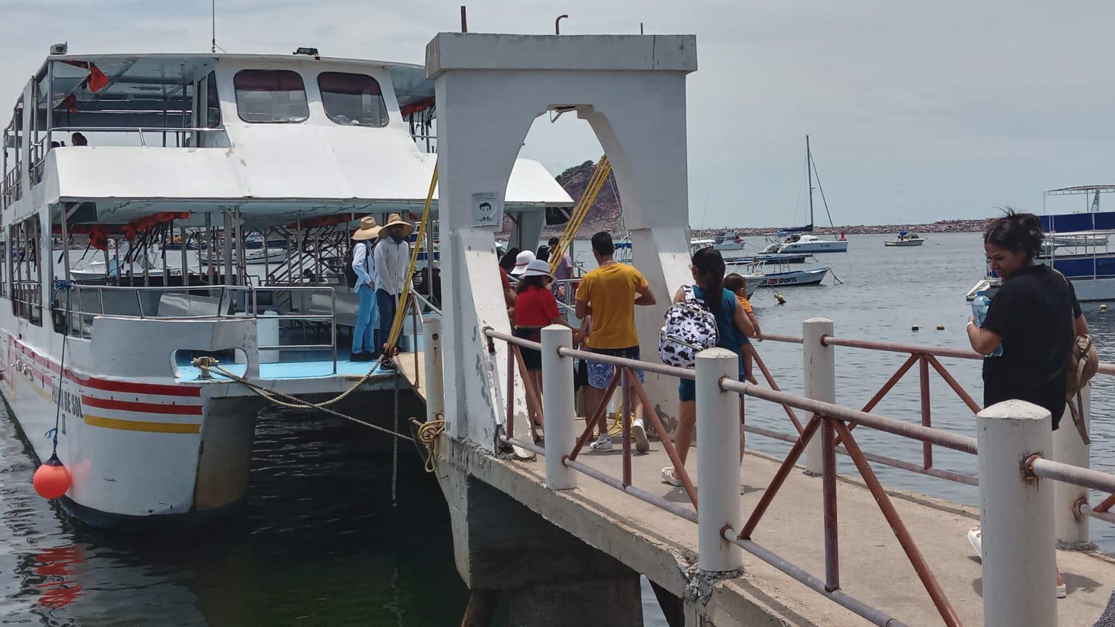 $!A pesar de la baja afluencia, turistas disfrutan de los paseos de catamarán en Mazatlán