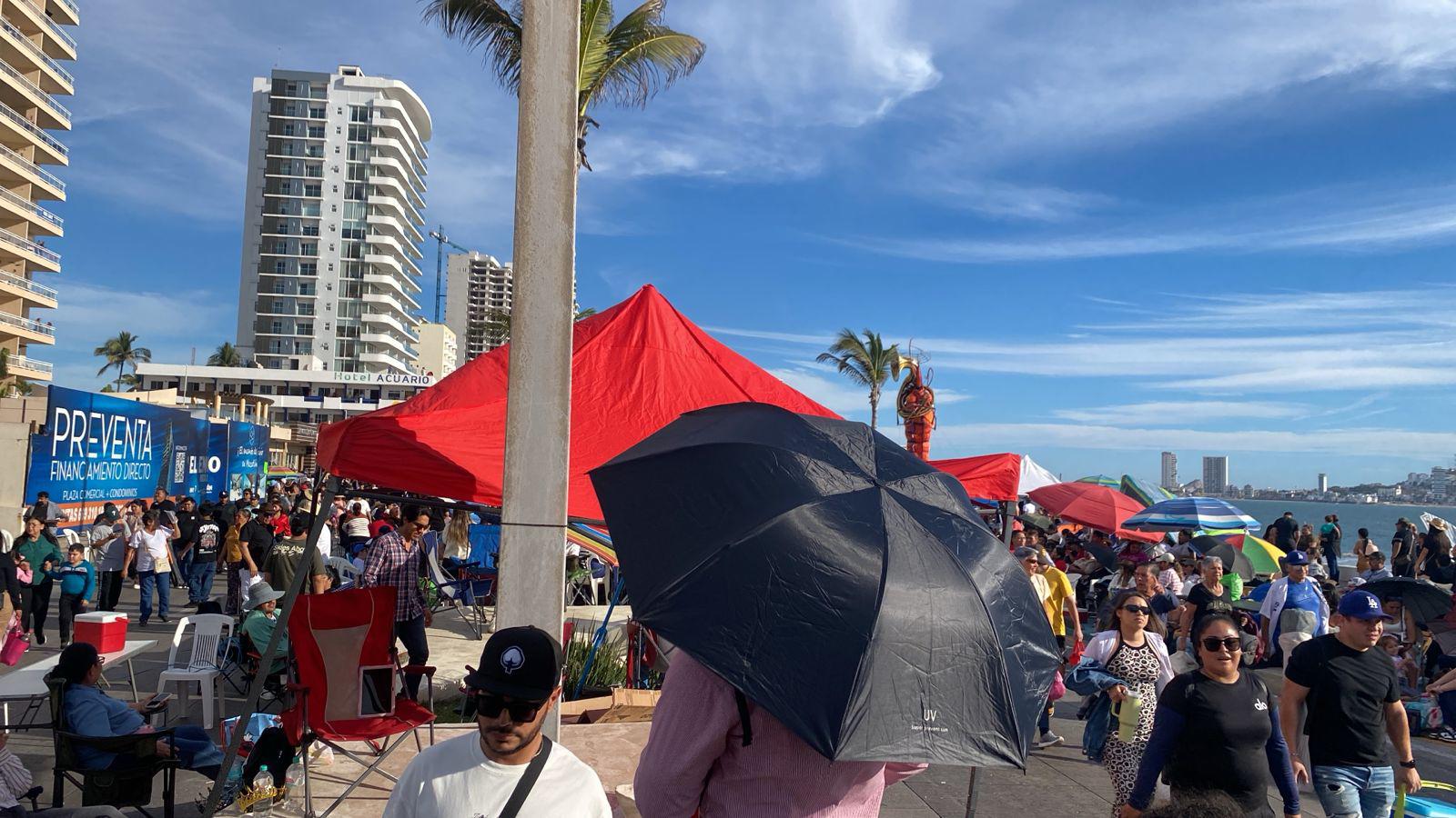 $!Ambiente festivo se vive en el malecón previo al desfile del Carnaval de Mazatlán