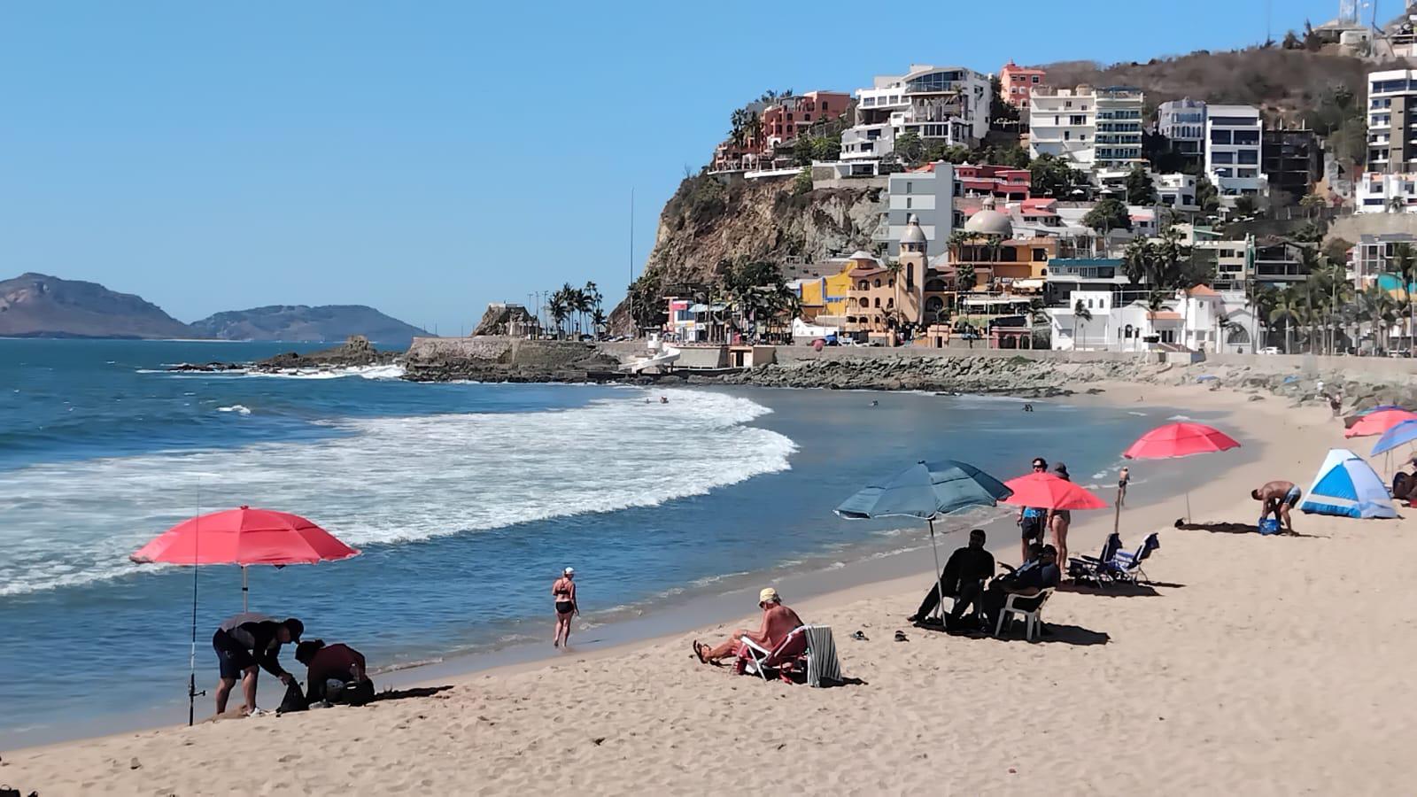 $!‘Puente’ deja poca afluencia turística en Mazatlán; playas concentran a visitantes