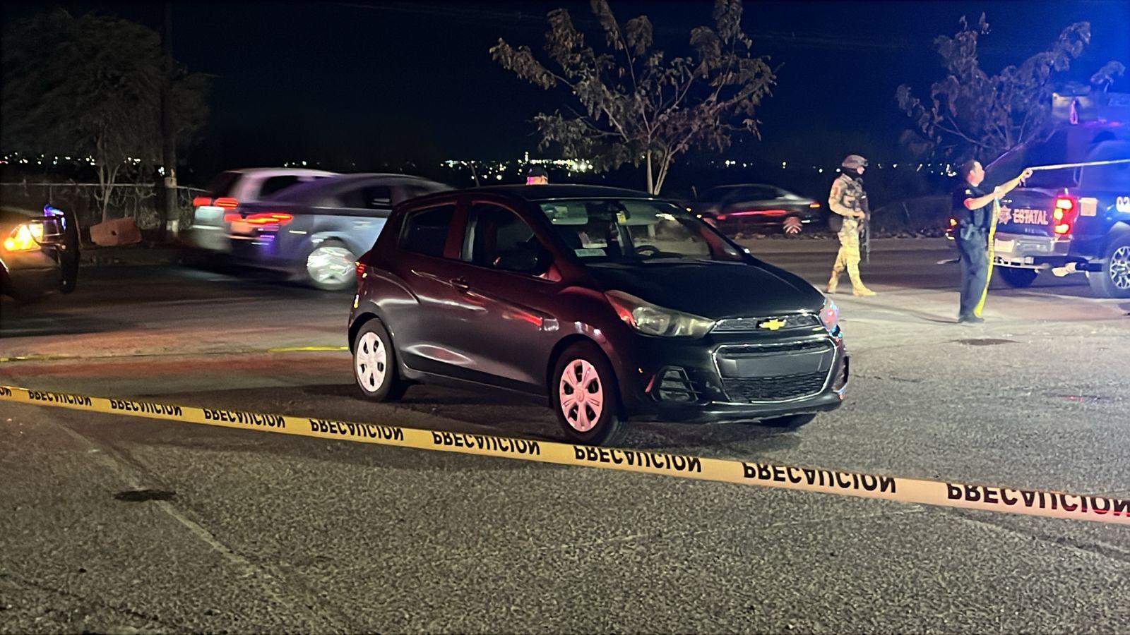 $!Atacan a balazos vehículo de plataforma en Culiacán; muere pasajero y hieren a conductor