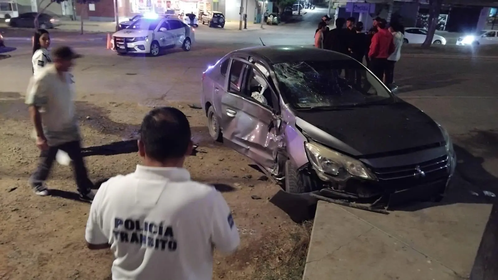 $!Aparatoso choque de moto contra auto, deja dos heridos graves en Mazatlán