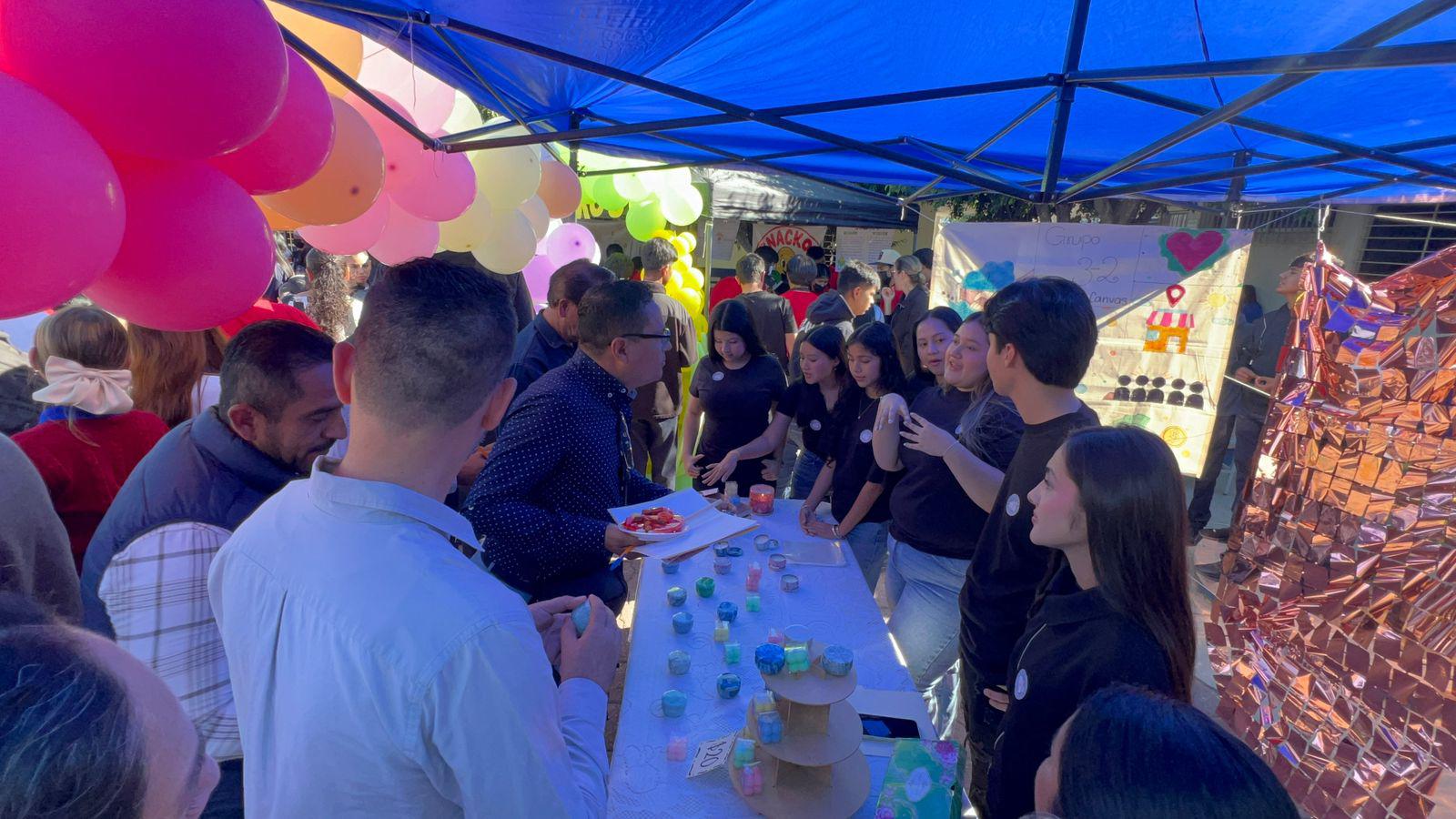 $!Alumnos de preparatoria UAS la novena feria empresarial