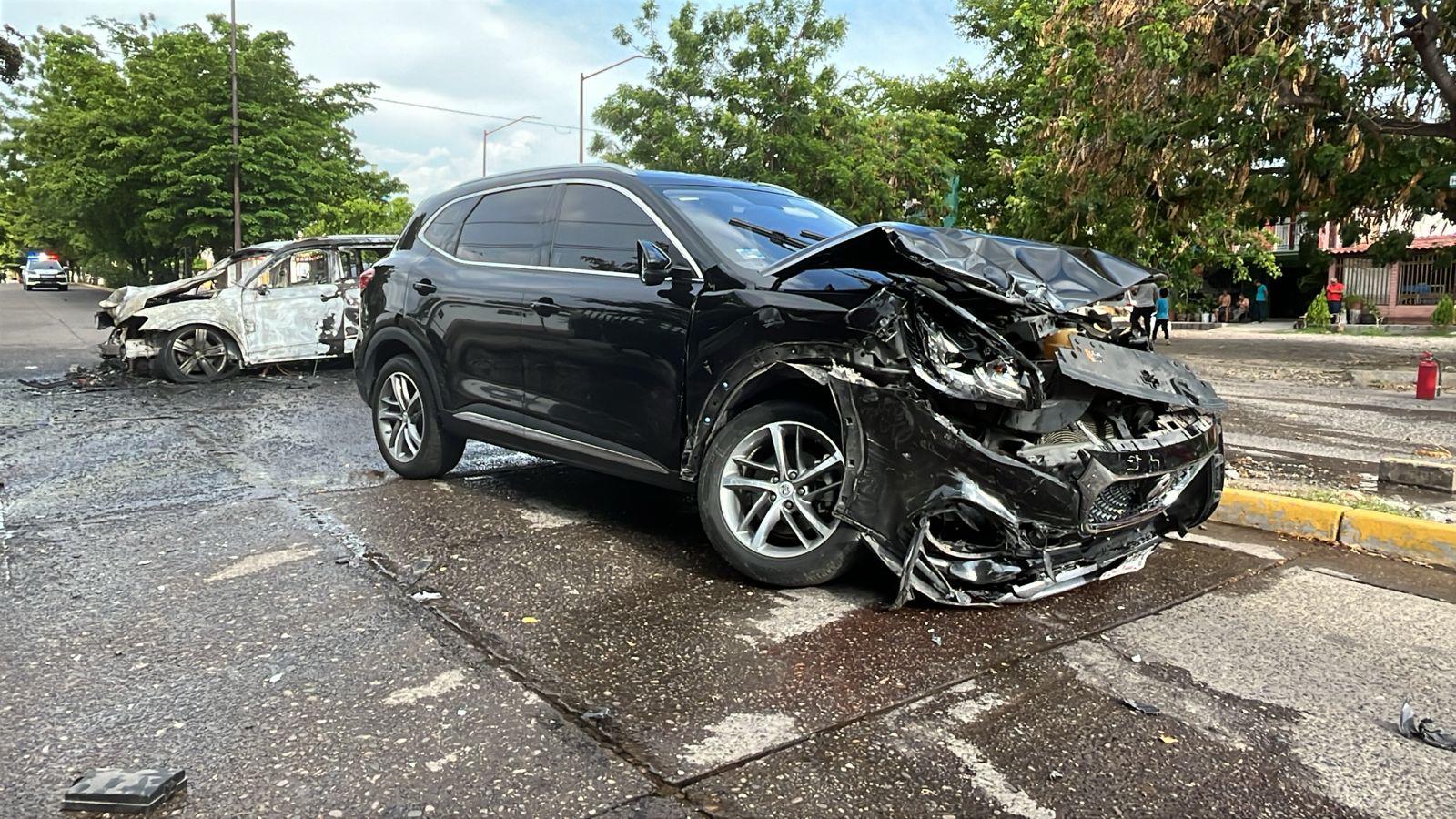 $!Camioneta se incendia tras choque en la colonia Miguel Hidalgo, en Culiacán