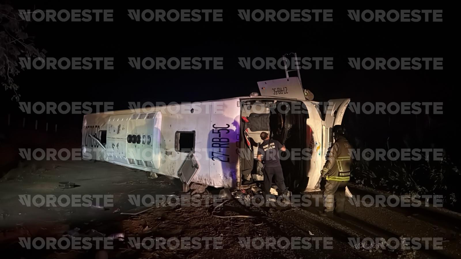 $!Vuelca autobús turístico a la altura de Los Zapotes, Mazatlán; hay 2 lesionados