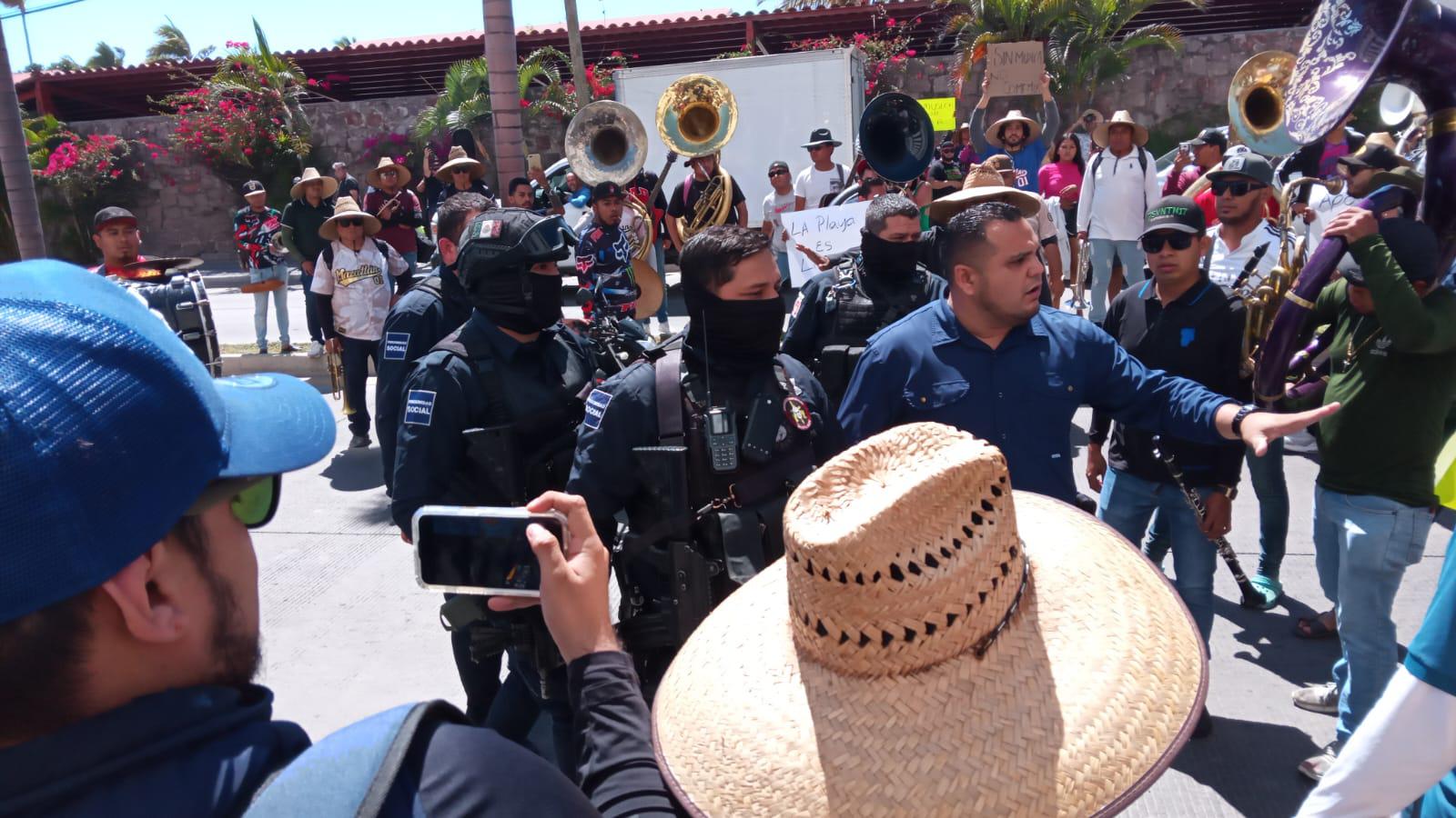$!Se manifiestan músicos tocando y con marcha en plena zona turística