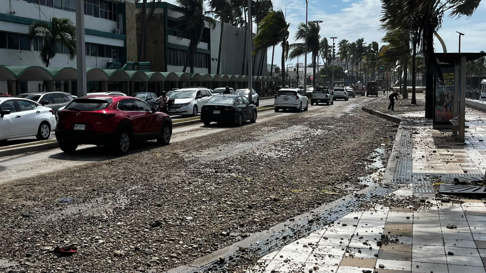 $!Se desborda agua en Estero del Infiernillo de Mazatlán y olas brincan en tramos del malecón