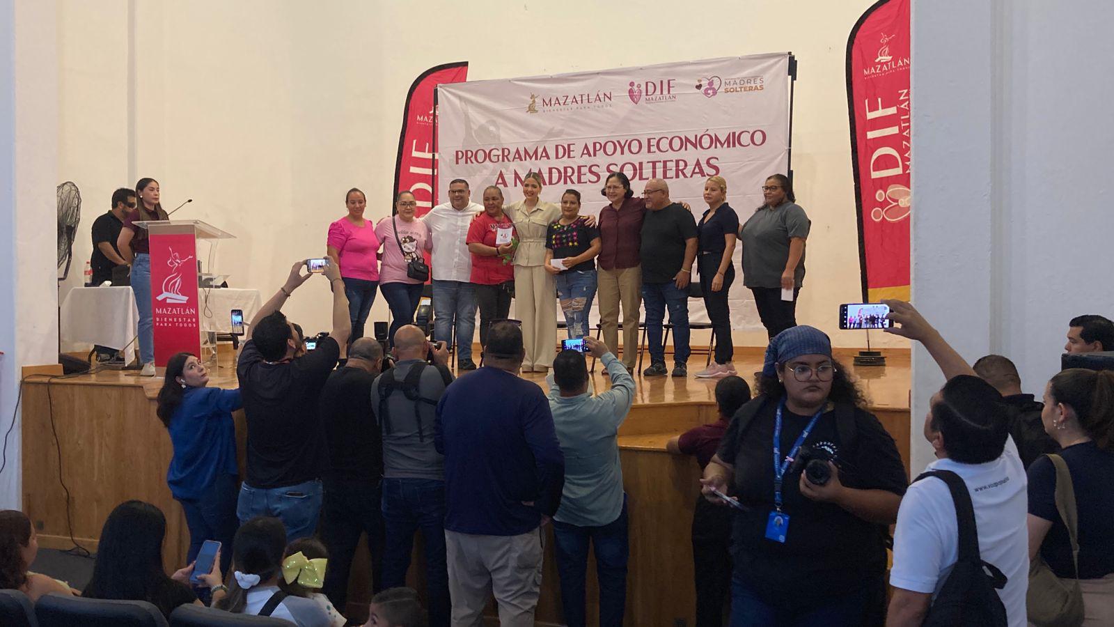 $!Gobierno de Mazatlán entrega 200 nuevos apoyos económicos para madres solteras