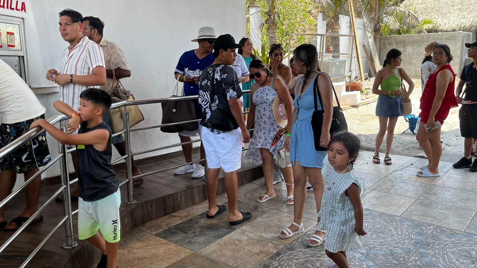 $!Catamaranes registran alta afluencia de turistas al iniciar las vacaciones en Mazatlán