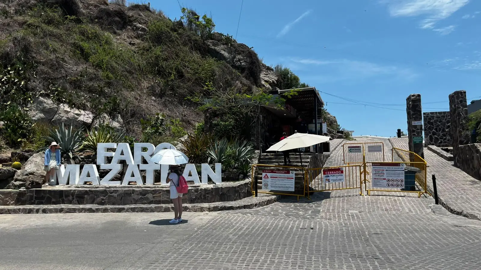 $!Catamaranes registran alta afluencia de turistas al iniciar las vacaciones en Mazatlán