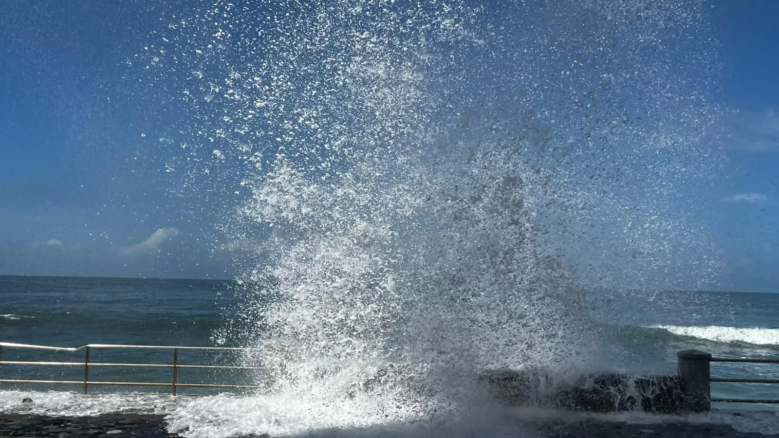 $!Marea alta y oleaje llevan agua a calles del Centro y al Estero del Infiernillo, en Mazatlán