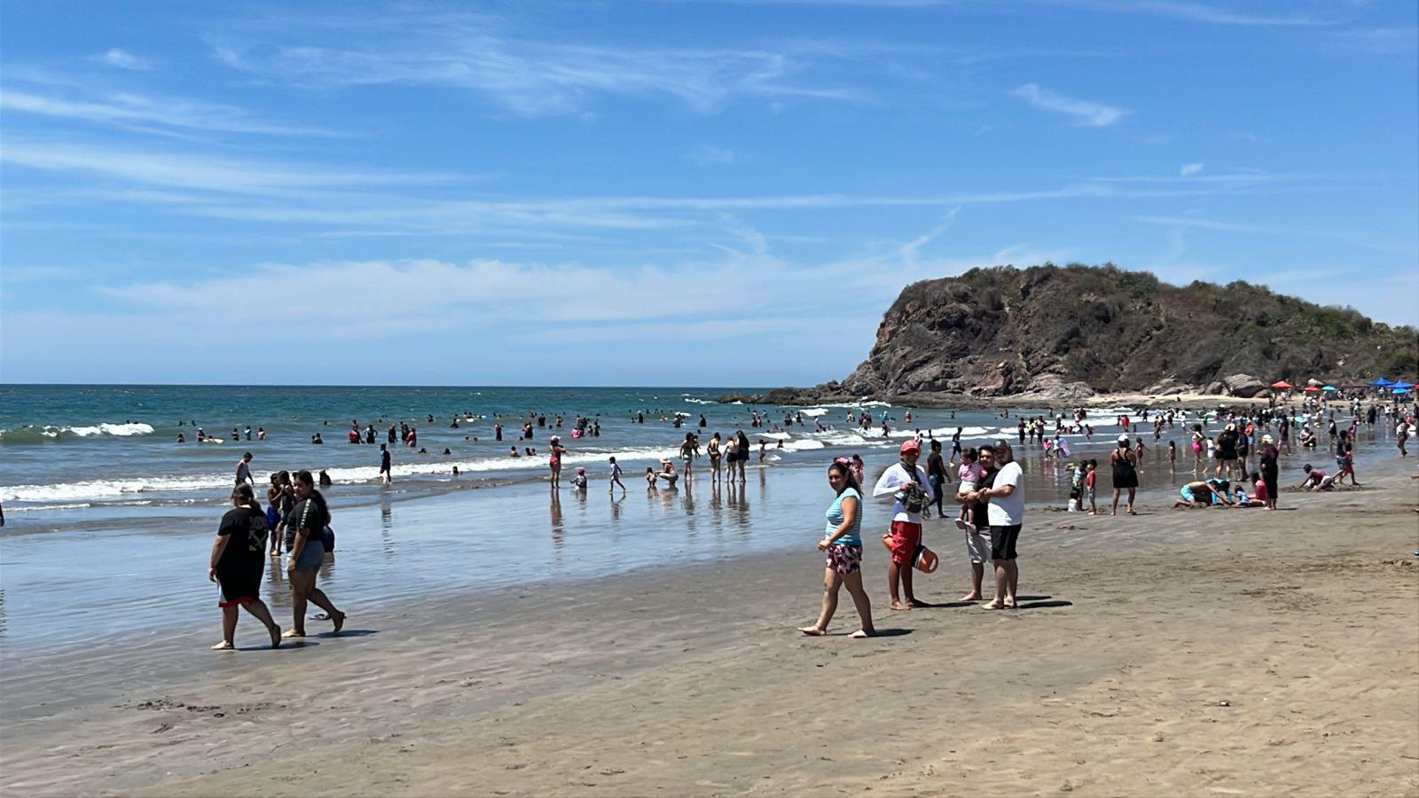 $!Aumenta afluencia de bañistas en las playas de la Zona Dorada de Mazatlán este Viernes Santo