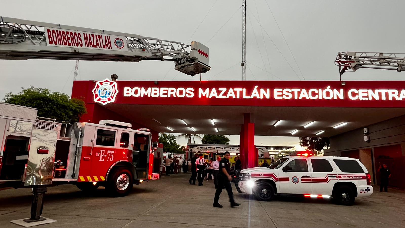$!Fortalece Bomberos Mazatlán su capacidad operativa con dos camiones escalera y una unidad de mando