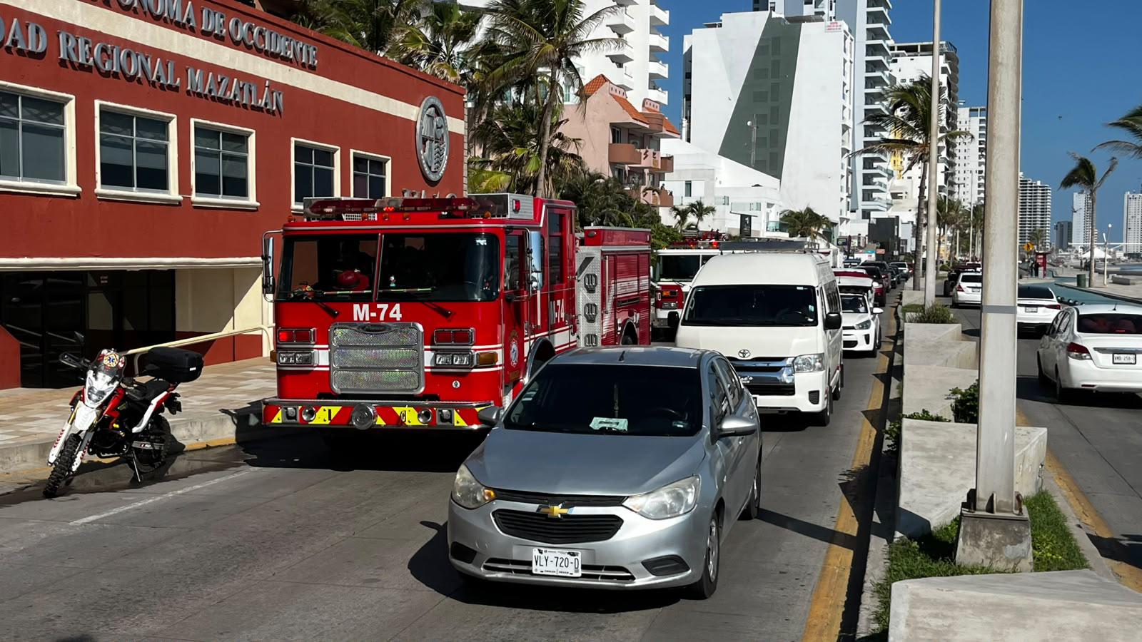 $!Recorren bomberos de Mazatlán las calles del puerto en celebración por su día