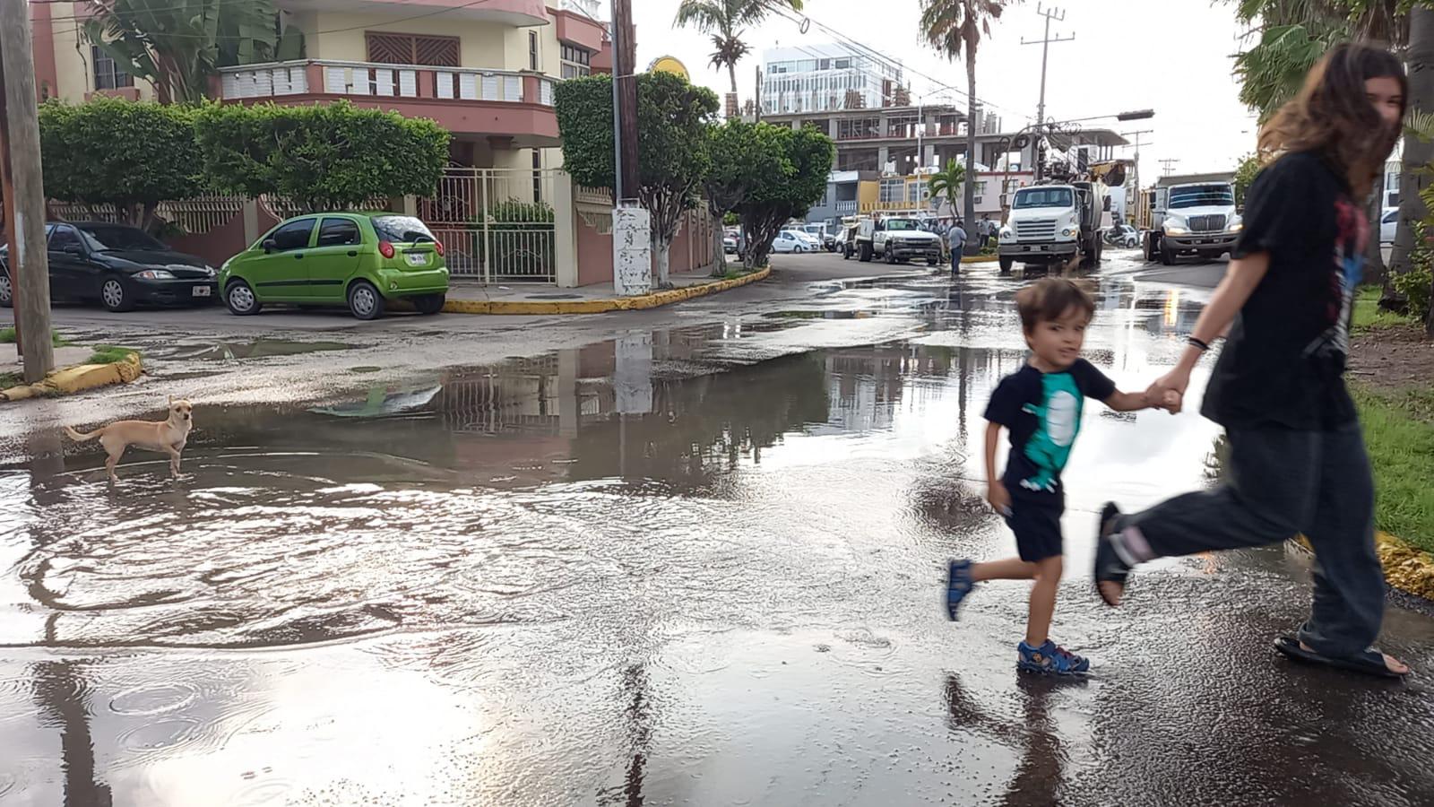 $!Enorme fuga de agua potable se registra en Insurgentes y Reforma; ya trabajan en reparación