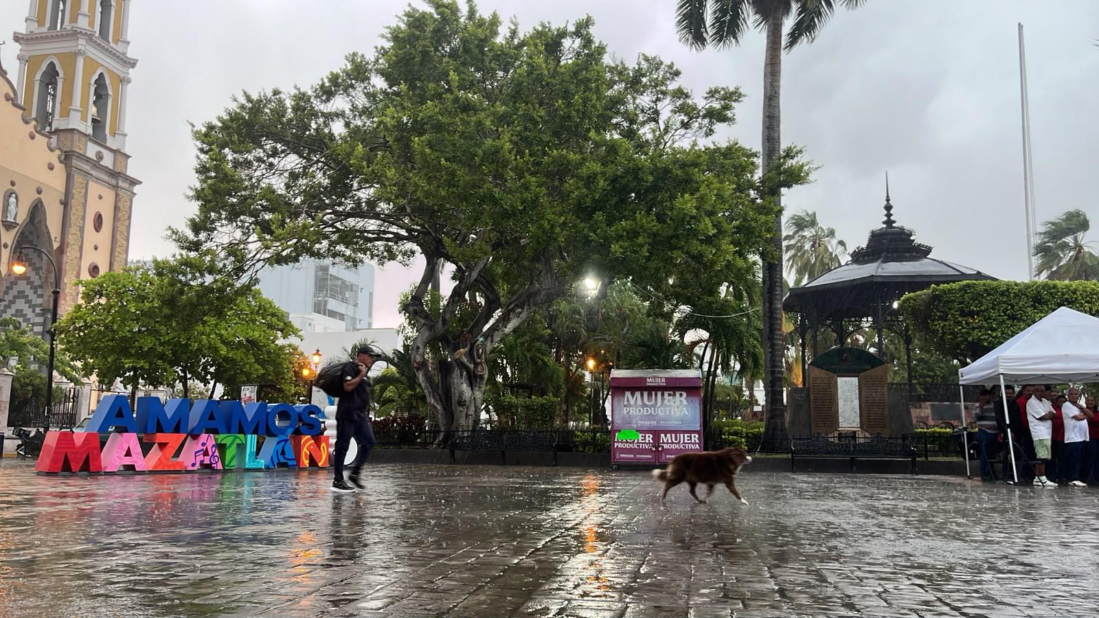 $!Se registra lluvia en diferentes sectores de Mazatlán
