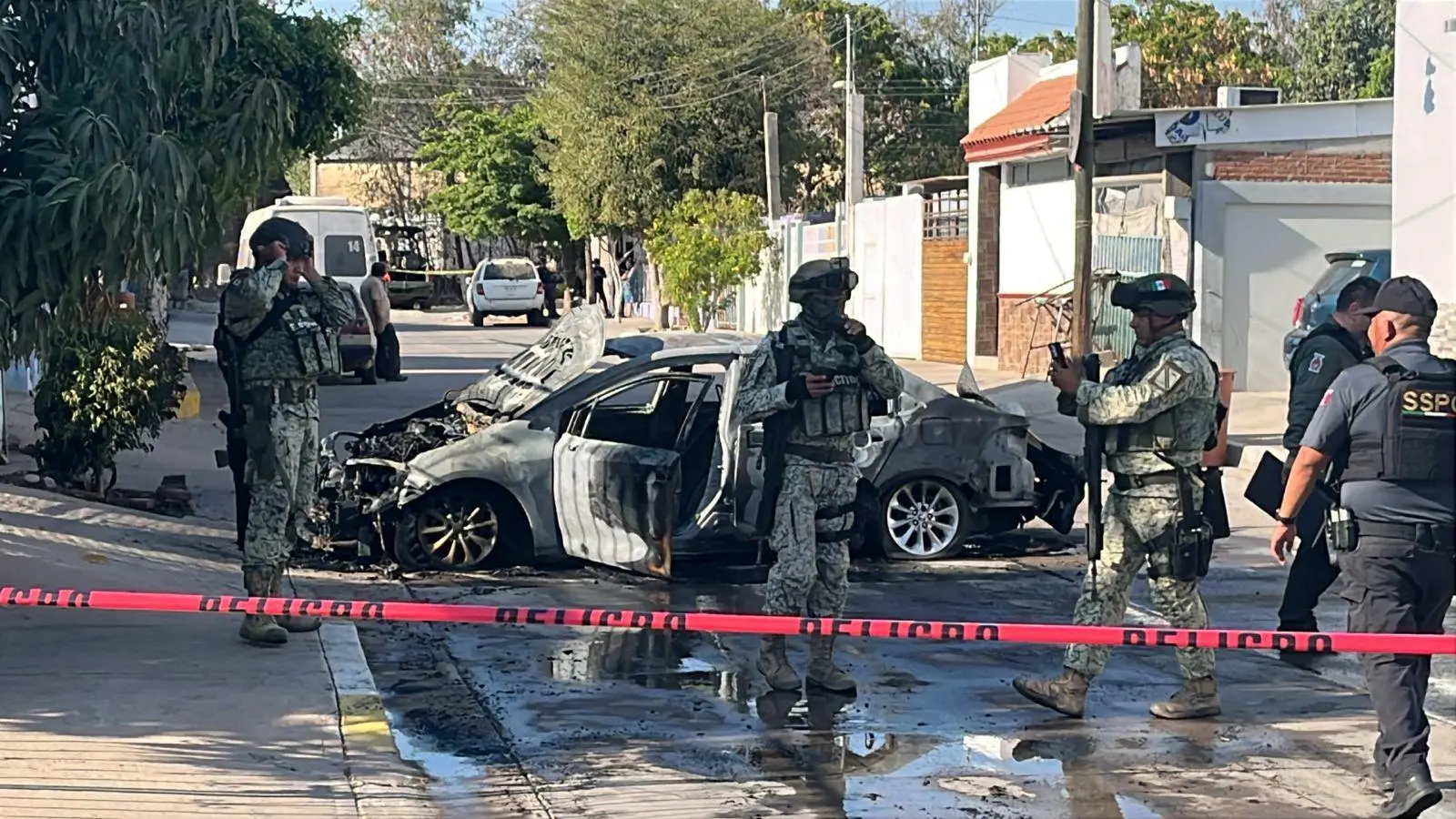$!Vandalizan y balean una vivienda; además incendian un vehículo en El Palmito, en Culiacán