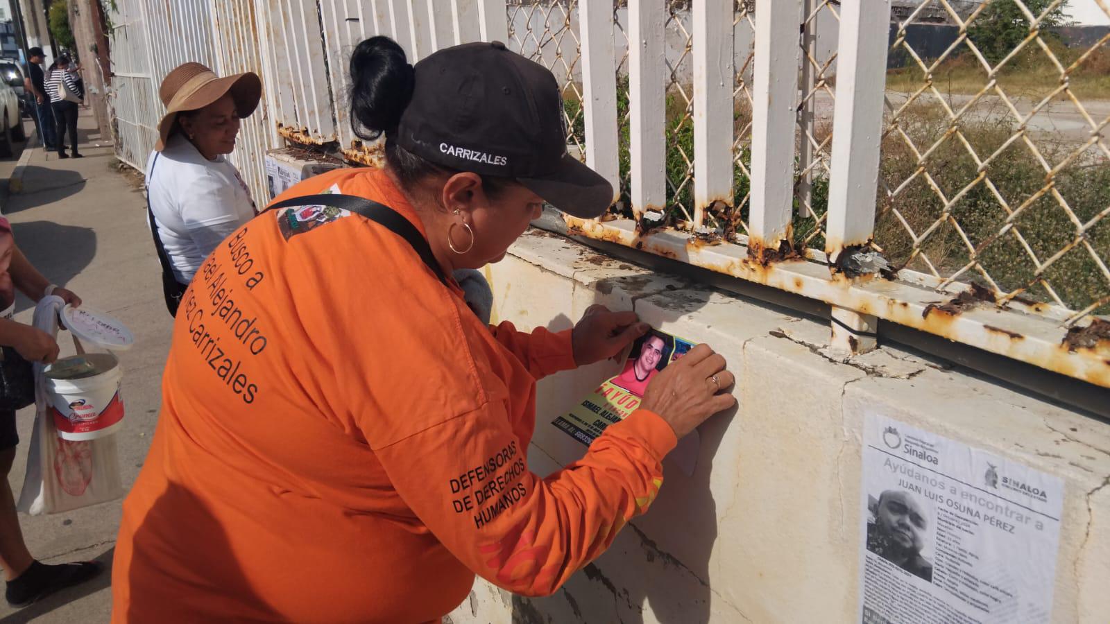 $!Realiza colectivo extensa jornada de pega de fichas de desaparecidos en Mazatlán