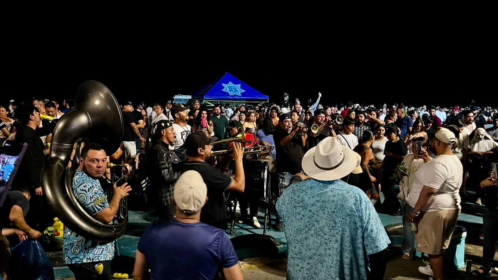 $!Reúne zona de las Letras de Mazatlán a cientos de personas durante el Viernes Santo