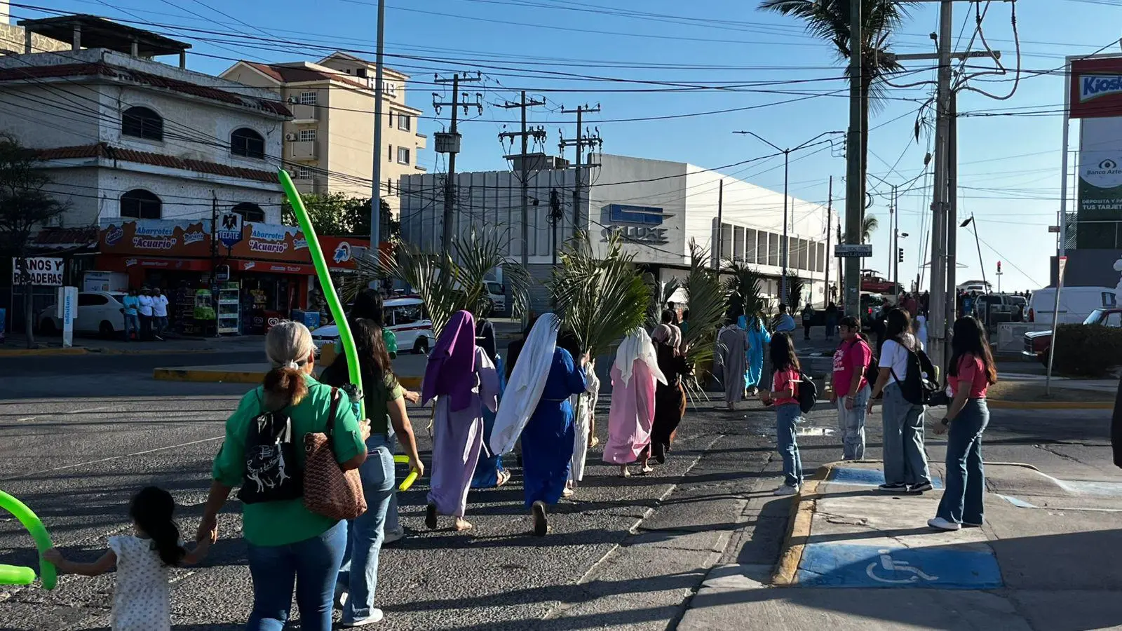 $!Recuerdan jóvenes el sentido de la Semana Santa con manifestación en Mazatlán
