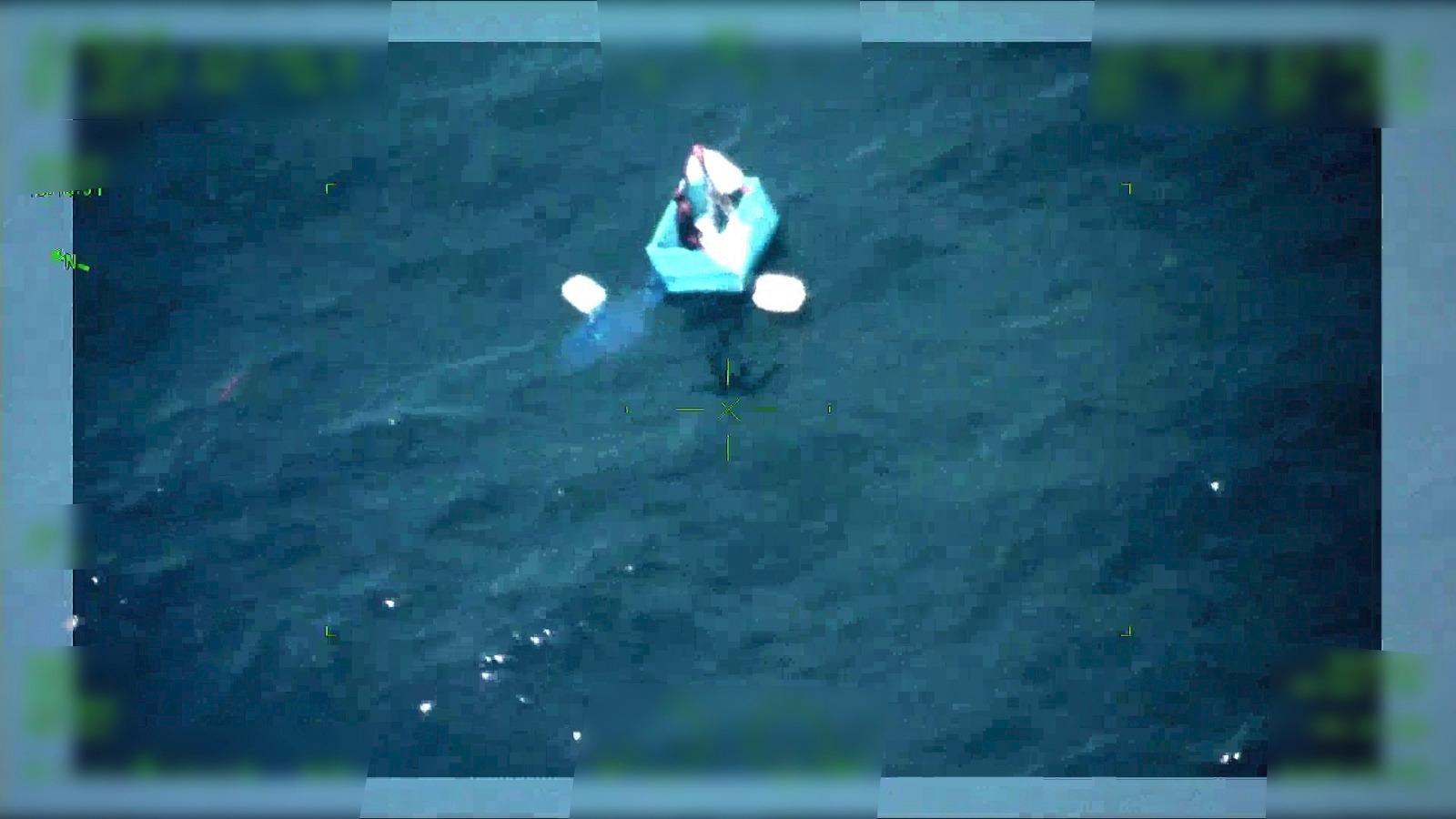 $!Rescatan a dos pescadores tras quedar a la deriva sobre una hielera en las costas de Chiapas