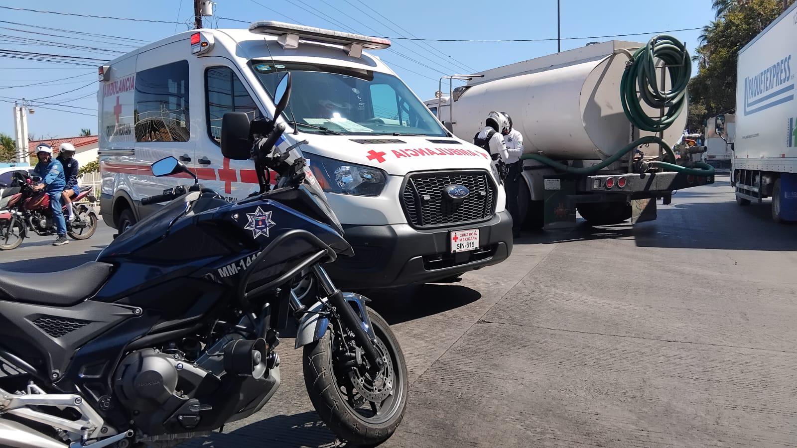 $!Motociclista lesionado tras chocar contra pipa en un retorno de la Gabriel Leyva en Mazatlán