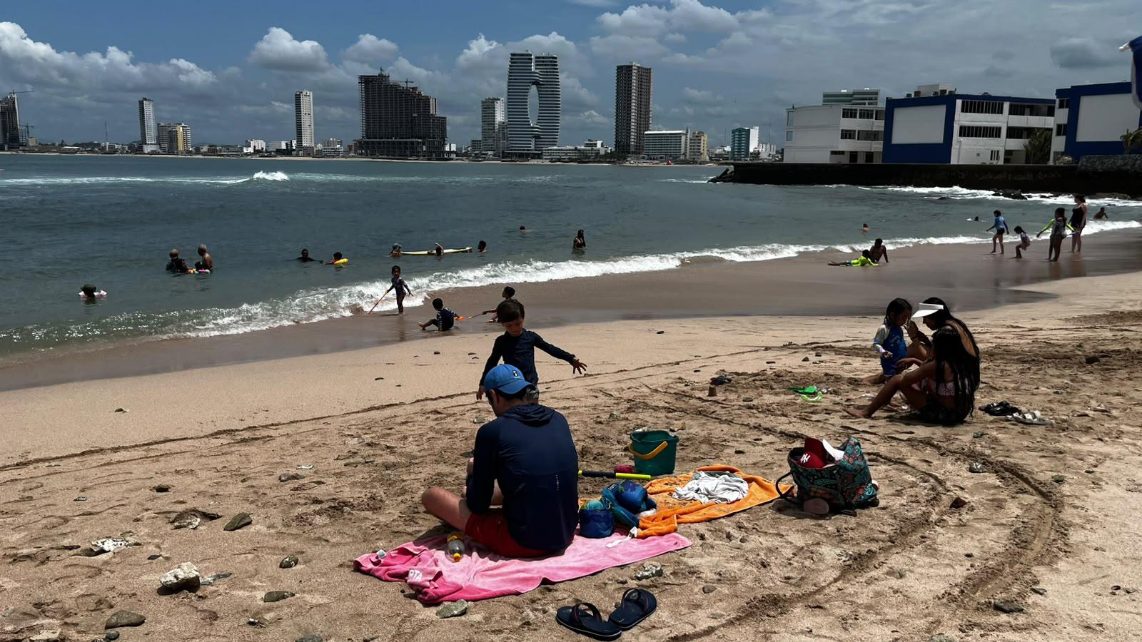 $!Disfrutan bañistas entre aguas negras y menos saturación de Playa Pinitos