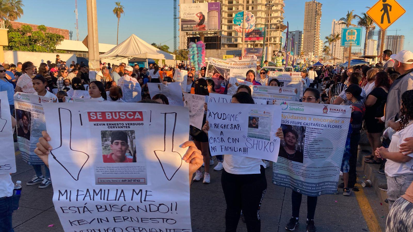 $!Familiares de desaparecidos participan en la avanzada del desfile del Carnaval de Mazatlán