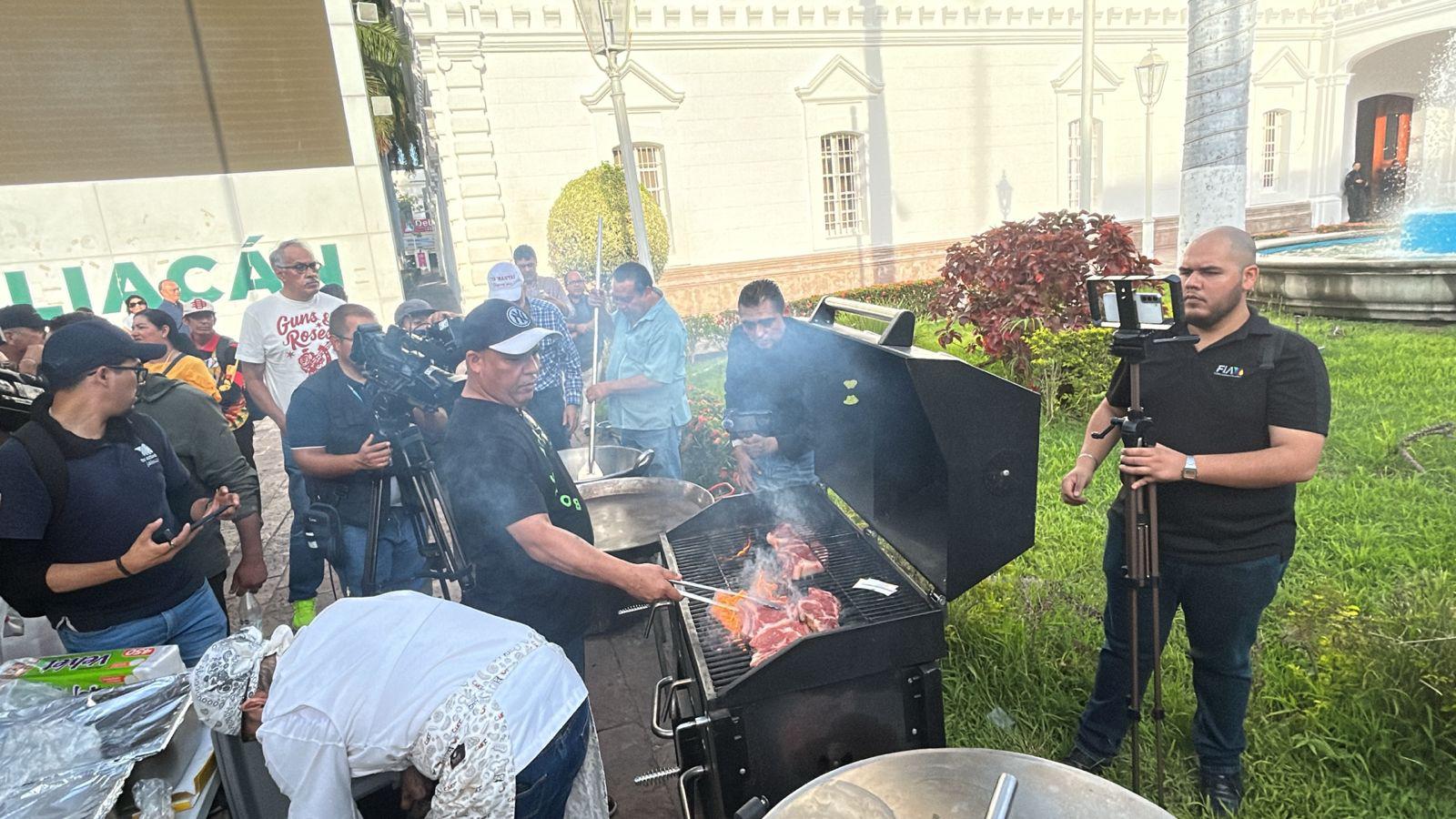 $!Arman ‘carnita asada por la paz’ con banda en el Ayuntamiento de Culiacán tras licencia de Rocha y Gámez