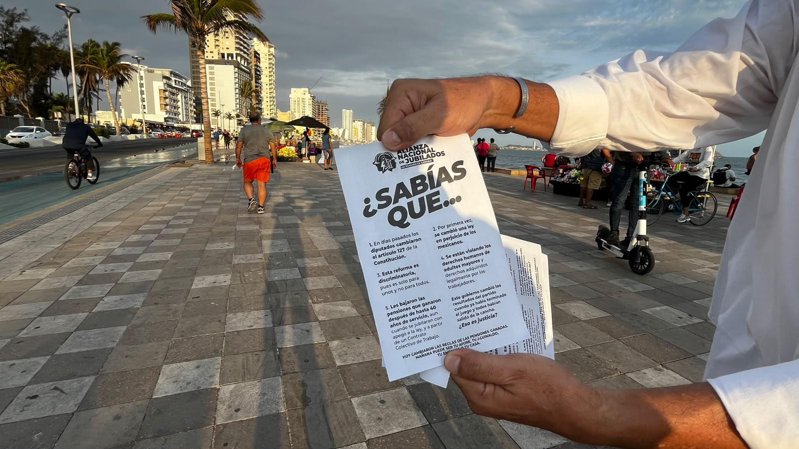 $!Se manifiestan jubilados de la CFE en Mazatlán por reducción de pensiones
