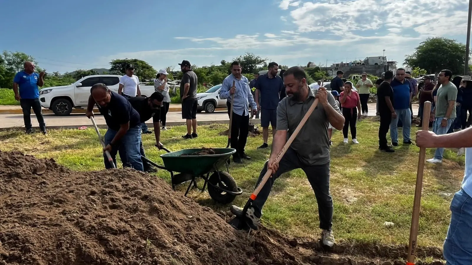 $!Plantan 60 árboles y 60 bugambilias en Jornada Nacional de Reforestación en Mazatlán