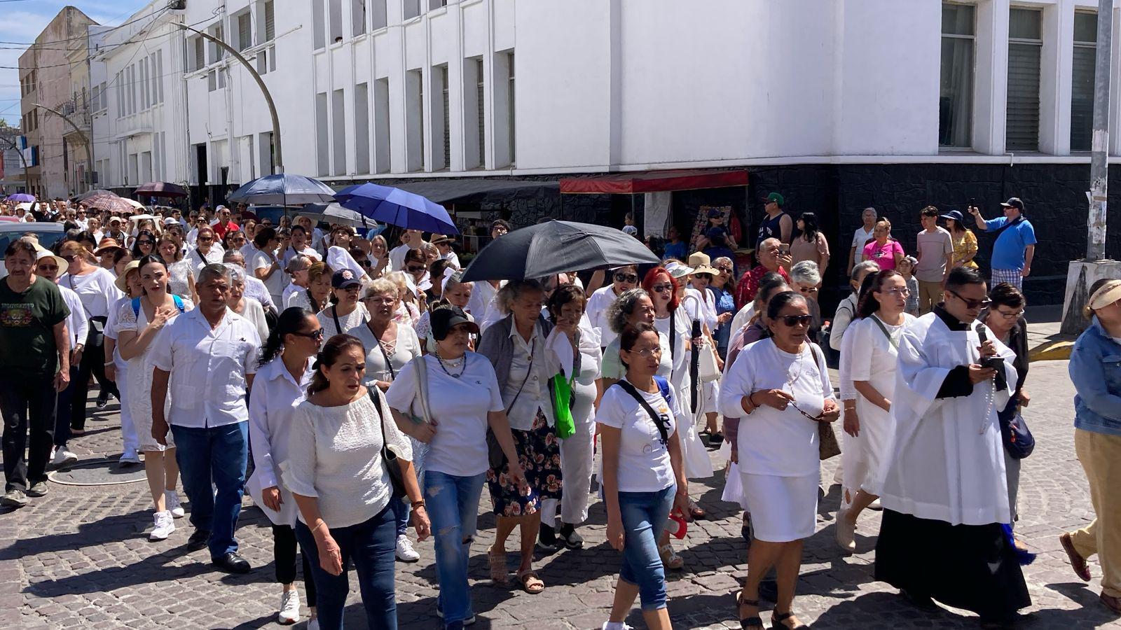 $!Piden católicos por la paz en Sinaloa y en México en procesión penitencial en Mazatlán