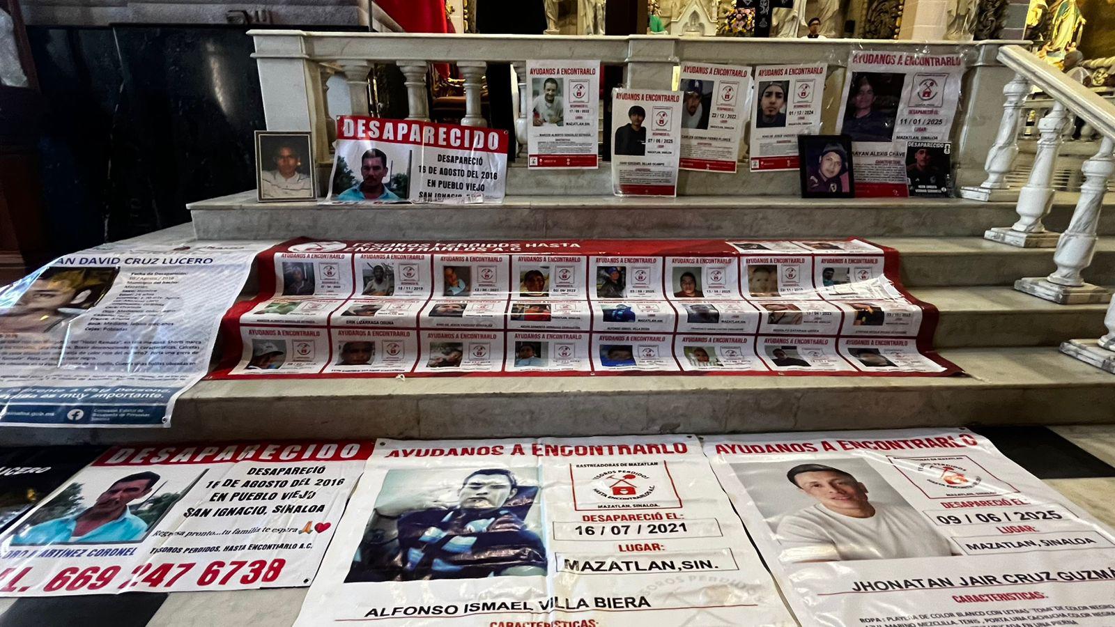 $!Elevan plegaria por sus desaparecidos en Catedral de Mazatlán