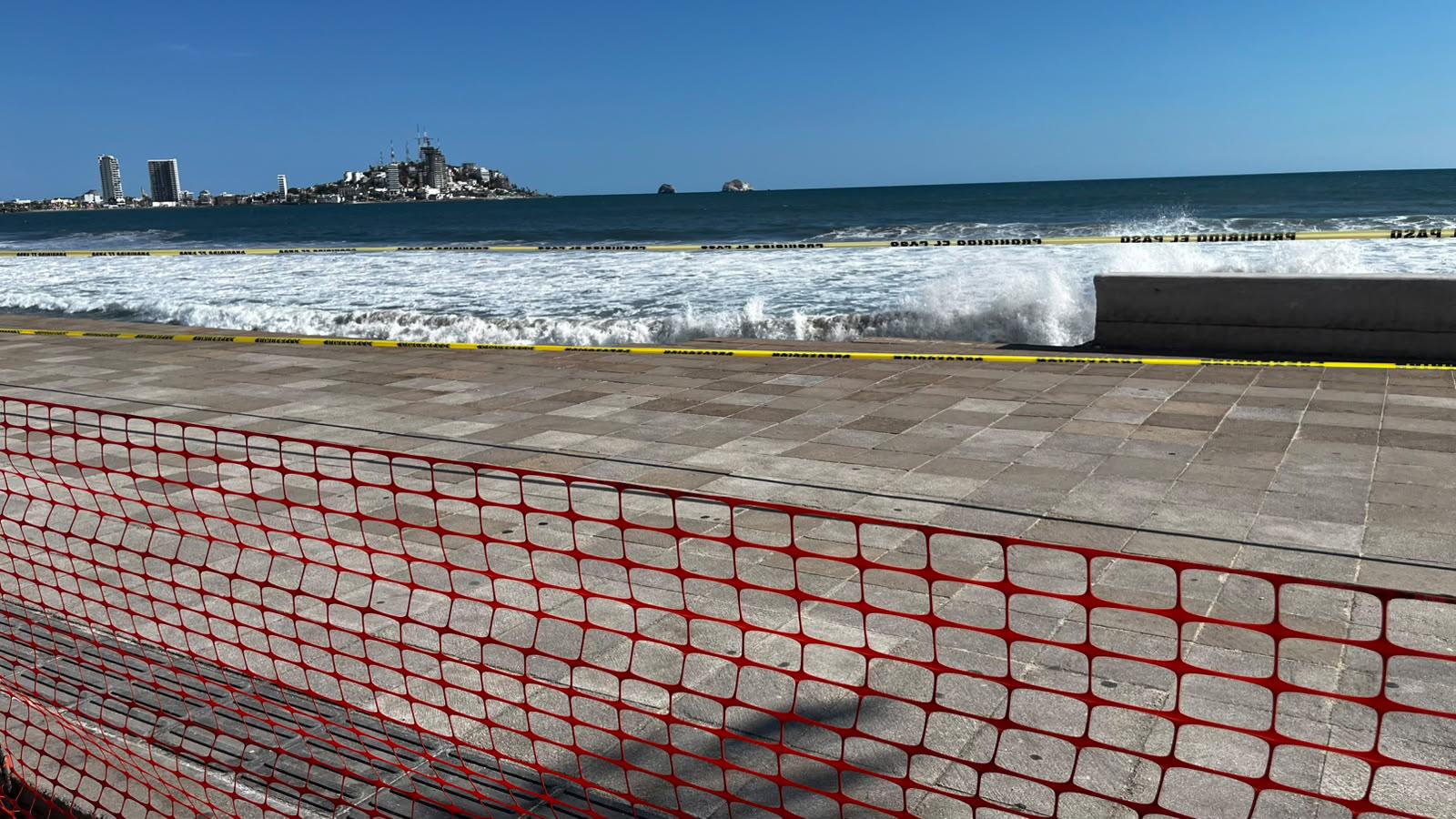 $!Fuerte oleaje debilita el malecón de Mazatlán y provoca socavón