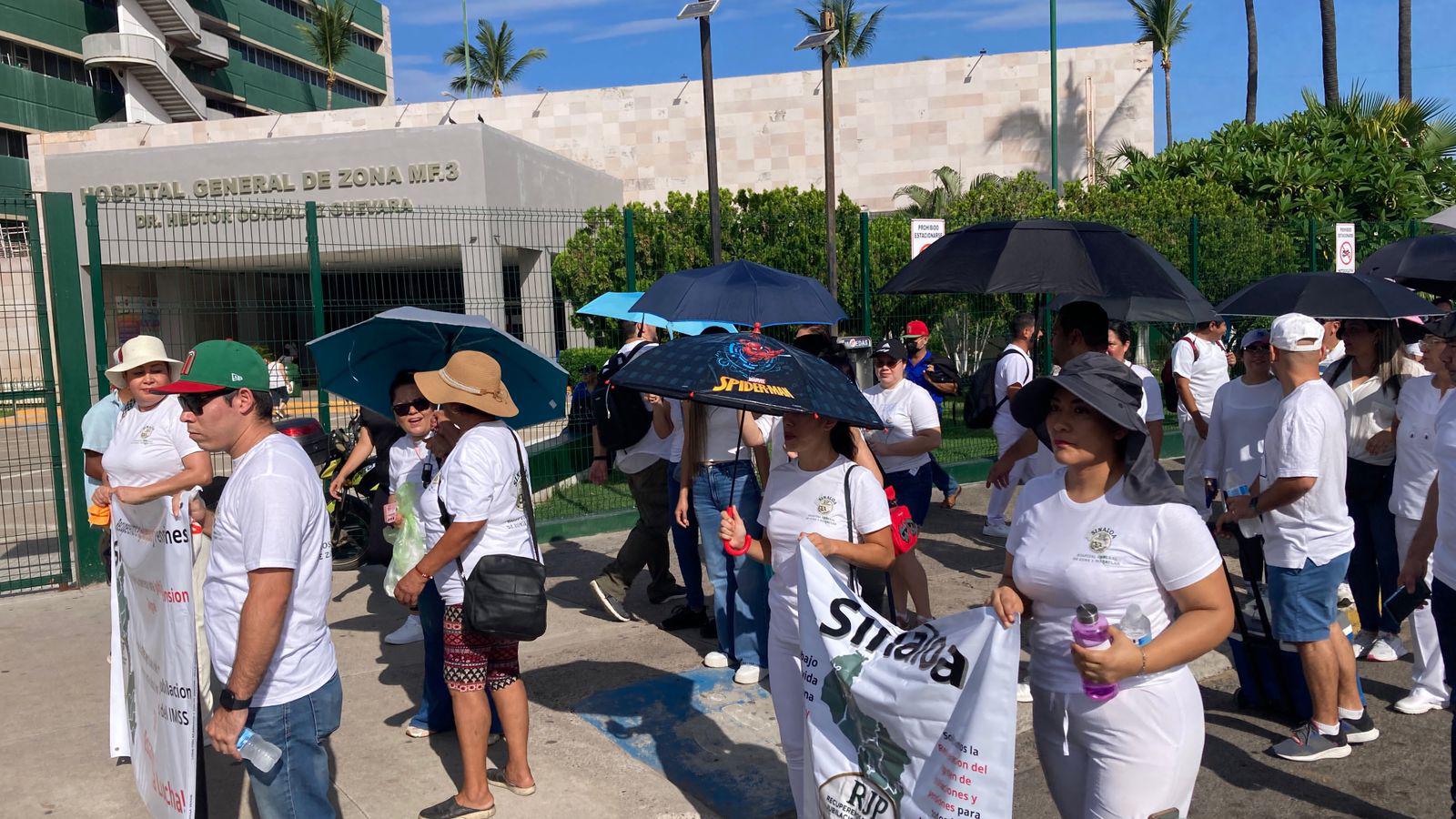 $!Se manifiestan trabajadores del Seguro Social para exigir mejoras en el régimen de jubilaciones y pensiones